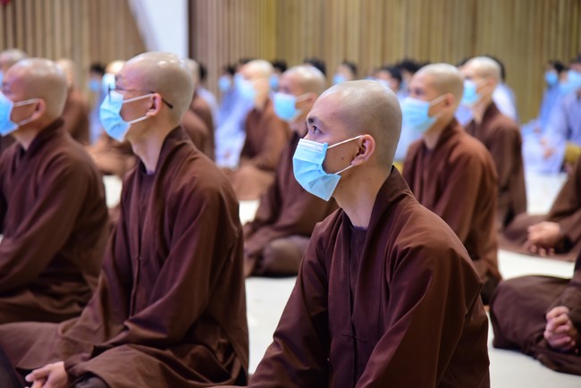 Taking comments to complete recording visual images in the rain season retreat